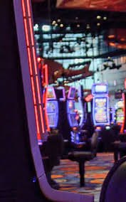 Mobile slot game browsing layout with privacy reminders for Bangladesh users